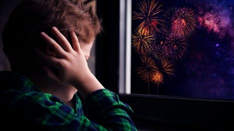 Consejos para auxiliar a personas autistas expuestas a fuegos artificiales