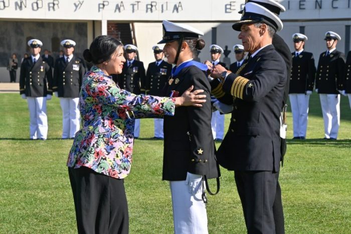 Por primera vez en la historia de la Escuela Naval, la Primera Antigüedad es otorgada a una mujer