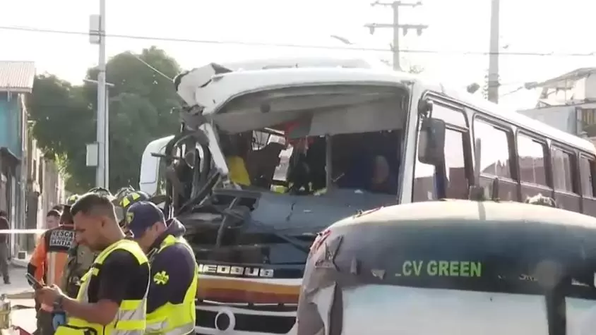 Choque entre dos buses en Estación Central deja 18 heridos