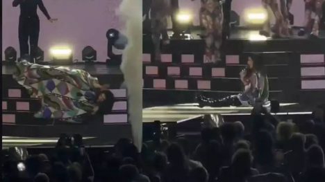 Laura Pausini sufre caída en pleno concierto en Milán