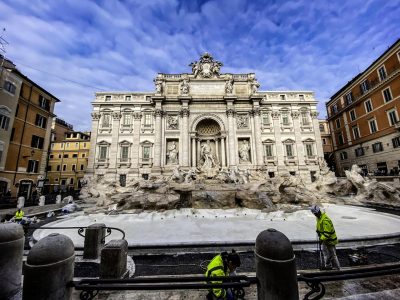 Retiran la polémica pasarela de la Fontana de Trevi tras la restauración