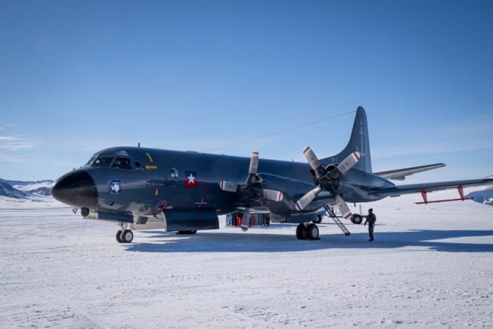 Armada chilena logra histórico aterrizaje en la Antártica profunda del Glaciar Unión