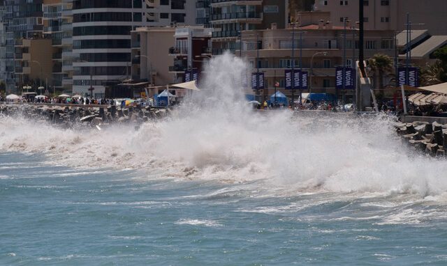 Marejadas anormales amenazan fuegos artificiales de Año Nuevo en Valparaíso y Viña del Mar