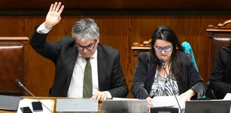 Por "error de cálculo" jefa de la Dipres vuelve a estar bajo presión por recursos regionales