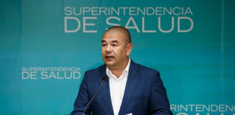 Por "chaucheo" y "migajas" de las Isapres superintendente de Salud es citado al Senado