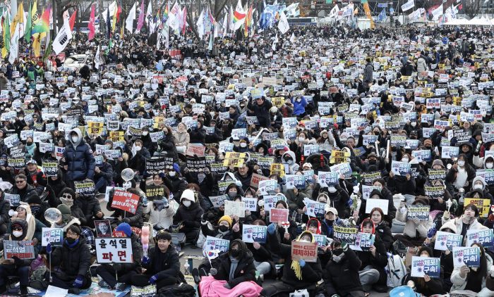 Seúl vive otra jornada de tensión por protestas a favor y en contra del arresto de Yoon