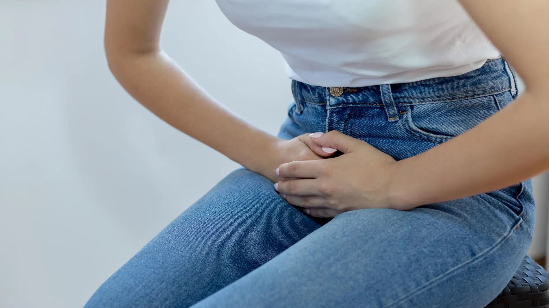 El calor y la ropa interior húmeda aumentan el riesgo de cistitis en mujeres durante el verano