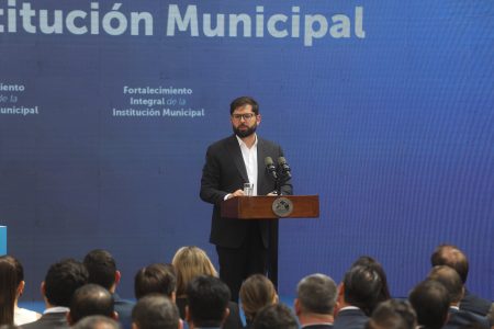 Pensiones: Presidente Boric modera tono y pide a alcaldes que interpelen a parlamentarios