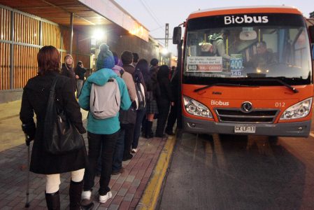 Experto en transportes: hay "una brecha de al menos 15 años" entre Santiago y regiones