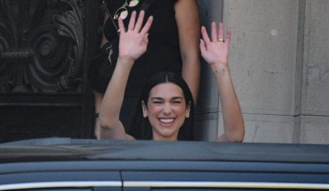 Dua Lipa es captada por fanáticos grabando una campaña en el centro de Santiago