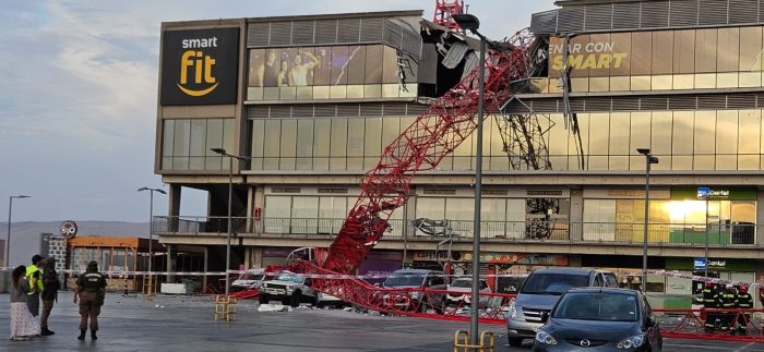 Al menos un fallecido deja caída de grúa contra centro comercial en Arica