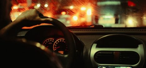 Luces encendidas en carretera: cuándo es obligatorio usarlas y cuál es la multa por no hacerlo