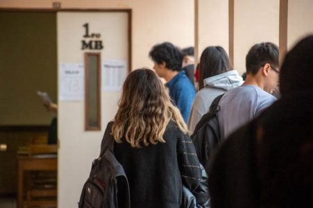 Las 3 carreras que más aportan a la sociedad en Chile, según la IA