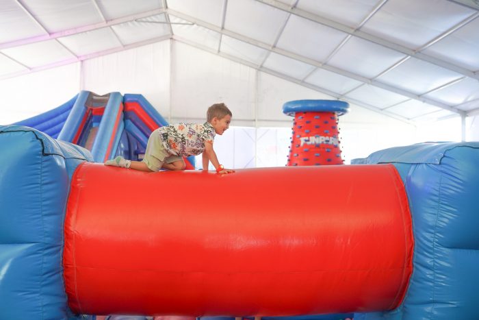 Parque inflable con toboganes gigantes, mochilas lanzaaguas, dj en vivo y más