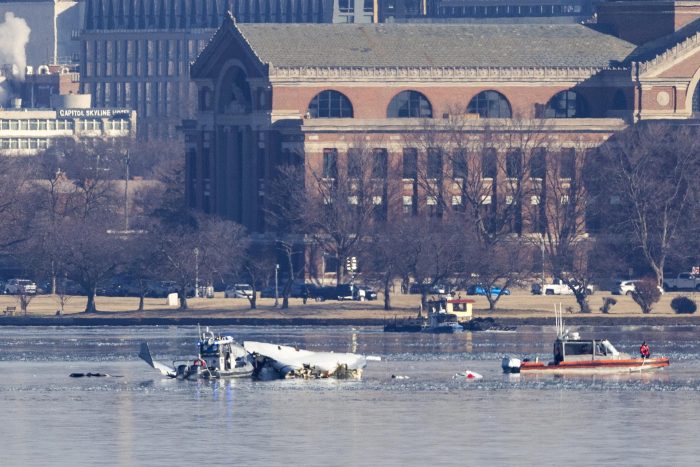 Descartan que haya sobrevivientes en el accidente aéreo de Washington