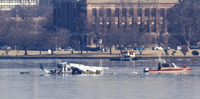 Las autoridades de EE.UU. encuentran la caja negra del helicóptero que chocó en Washington