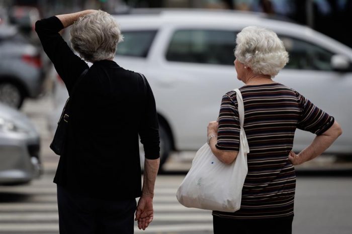 El doble peso de las mujeres mayores cuidadoras: cronicidad y sobrecarga