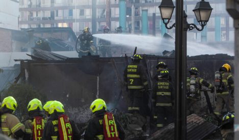 Incendio en Santiago movilizó a 14 compañías de Bomberos: siniestro destruyó locales comerciales