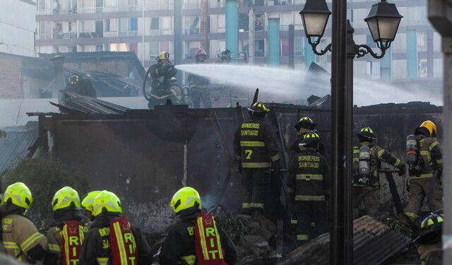 Incendio en Santiago movilizó a 14 compañías de Bomberos: siniestro destruyó locales comerciales