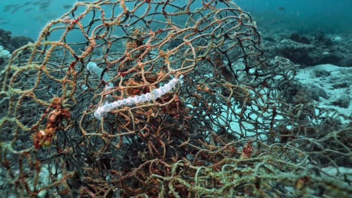 Las redes marinas abandonadas en los océanos, otra fuente de contaminación por plástico