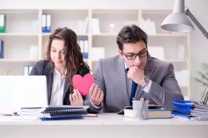 Romance en la oficina: 60% de los chilenos se enamoraron en su lugar de trabajo