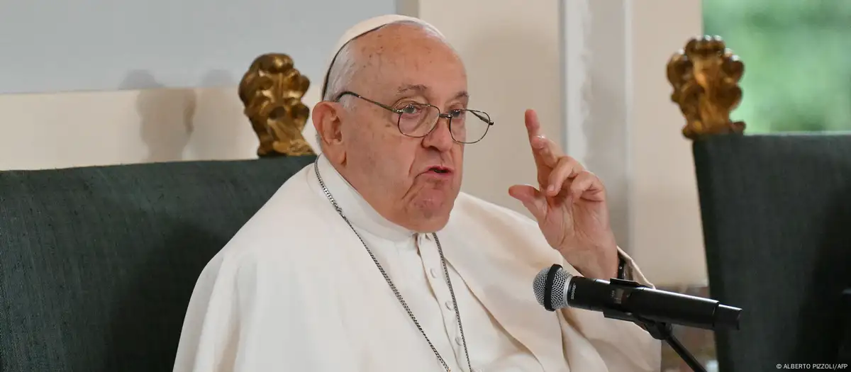 Papa Francisco suspende su agenda hasta el lunes tras ser hospitalizado por una bronquitis