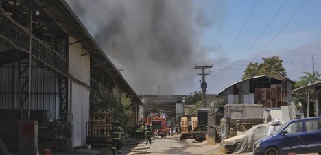 Incendio afecta a galpones en San Joaquín: bomberos logró controlar el siniestro