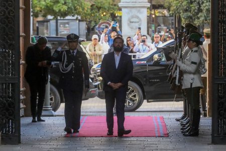 Presidente Boric regresa de sus vacaciones: enfrentará polémica con Corfo y salida de ministra Tohá