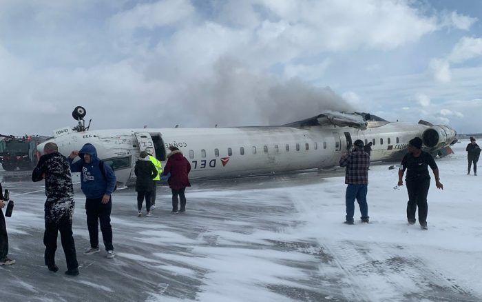 Un avión de pasajeros de Delta sufre un aparatoso accidente al aterrizar en Toronto