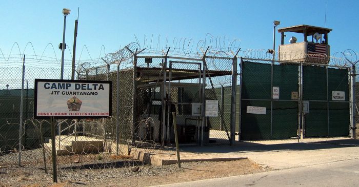 La Casa Blanca confirma los primeros vuelos de migrantes al centro de detención de Guantánamo