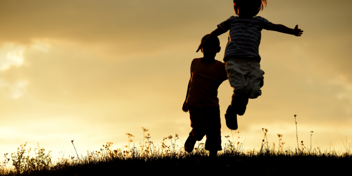 Vacaciones: cómo equilibrar el uso de pantallas y actividades al aire libre en los más pequeños