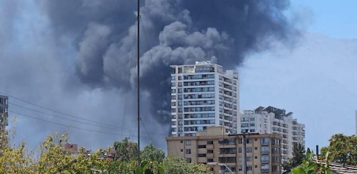 Incendio afecta a galpones en San Joaquín: columna de humo visible en distintos puntos de la capital