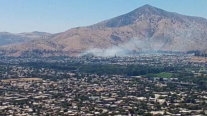 Senapred declara alerta roja en Huechuraba por incendio forestal