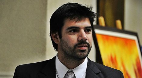 Joaquín Lavín Jr. reconoce fraude y devuelve 7 millones al Congreso por rendición de facturas falsas