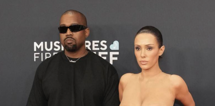 Kanye West y Bianca Censori en los Grammy: mientras él está vestido, ella posa casi desnuda