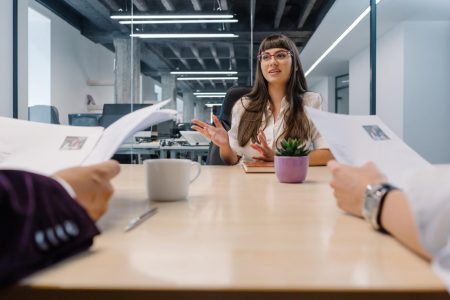 Romper el techo de cristal: los desafíos de la participación femenina en la alta dirección