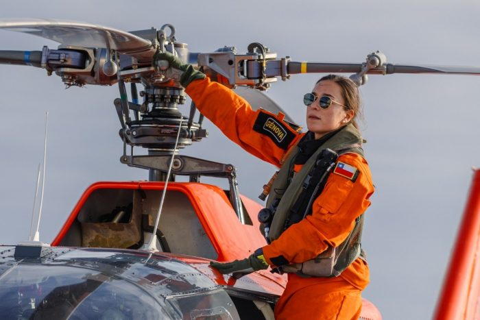 Histórica: Catalina Galleguillos, primera mujer piloto naval en volar un helicóptero en la Antártica