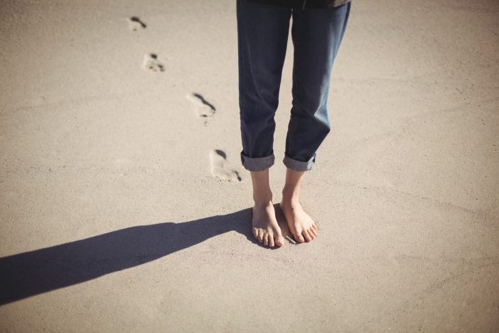 Descubre los beneficios de caminar descalzo para tu salud y aprende cómo hacerlo de manera segura