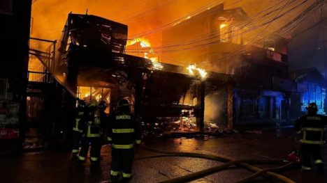 Gigantesco incendio destruye decenas de locales comerciales y casas en Ancud