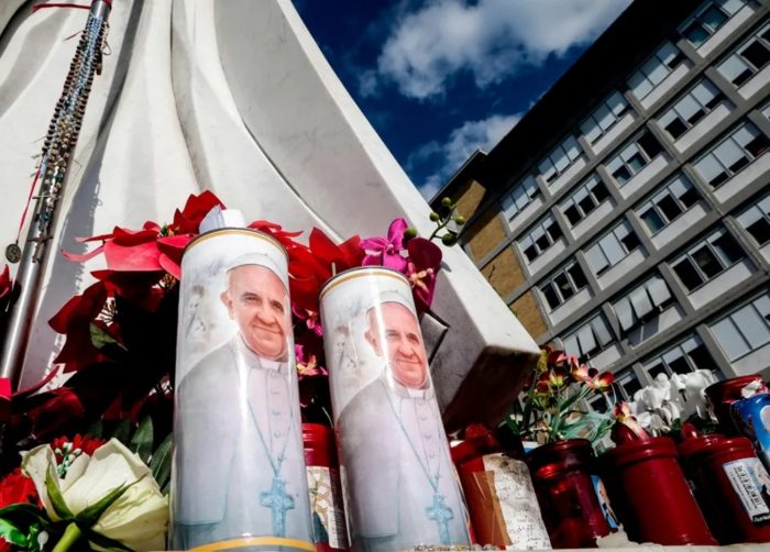 El papa Francisco permanece en estado crítico en el hospital Gemelli de Roma