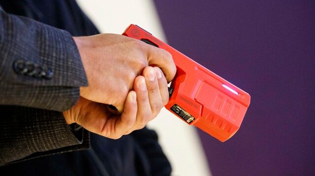 Electrochoque entre Gobierno y alcaldes: crece tensión por pistola “taser” para guardias municipales