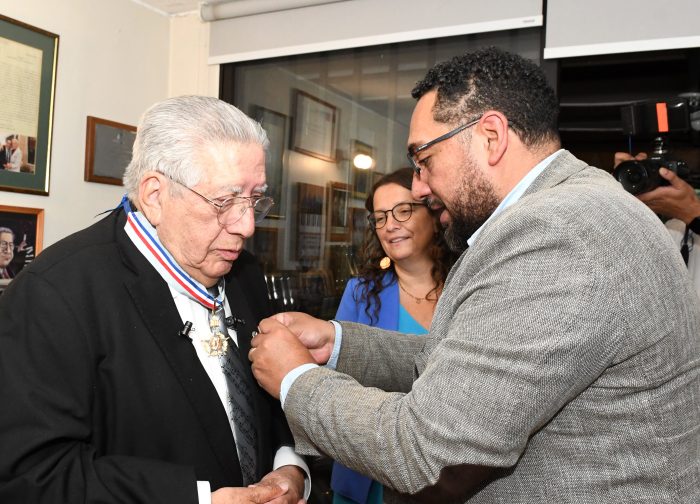 Valentín Trujillo recibe la medalla Orden al Mérito Docente y Cultural Gabriela Mistral