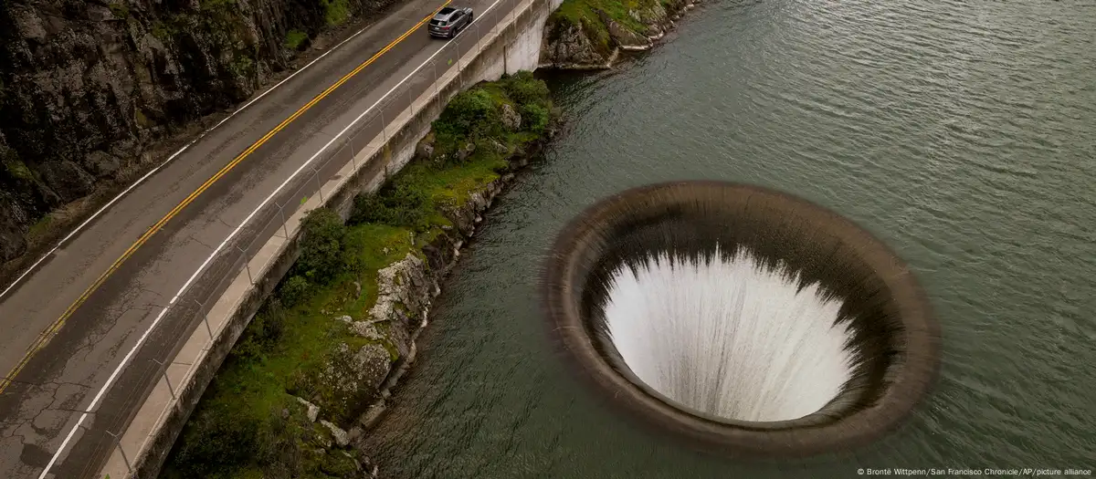 Colosal sumidero "Glory Hole" revive tras años de sequía