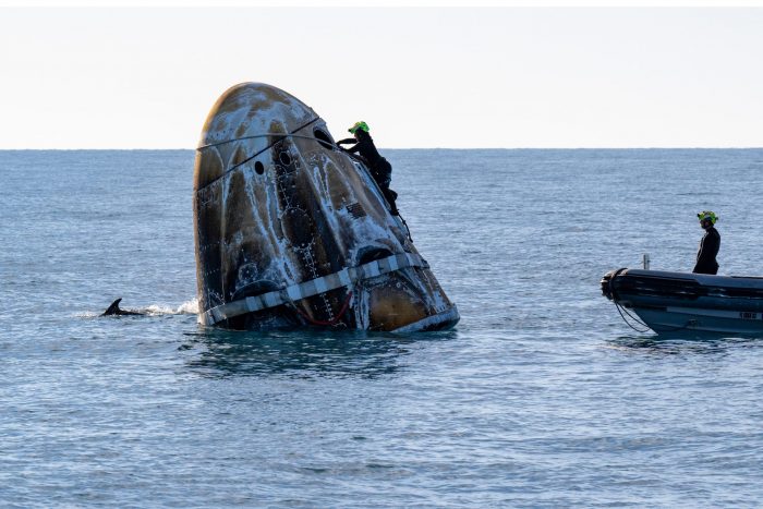 Con zambullida en el mar, regresan los dos astronautas atrapados por nueve meses en la EEI