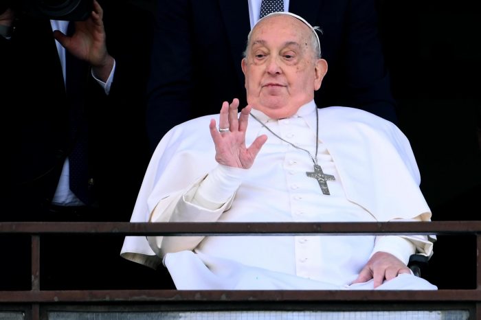 El papa abandona el hospital, tras reaparecer en público y condenar los bombardeos en Gaza