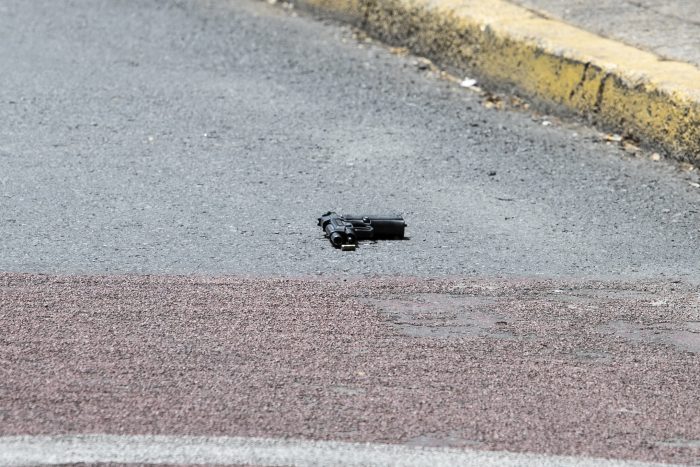 Dan de baja a carabinero que difundió fotos de detenidos por error en Ñuñoa tras baleo a carabinero