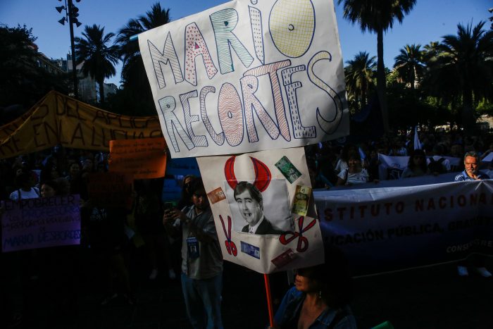 Profesores de Santiago inician paro indefinido por bonos impagos y beneficios contractuales