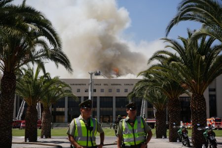 Logran contener incendio en Escuela de Carabineros: Movilizó a más de 150 bomberos