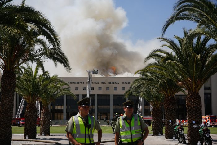 Logran contener incendio en Escuela de Carabineros: Movilizó a más de 150 bomberos