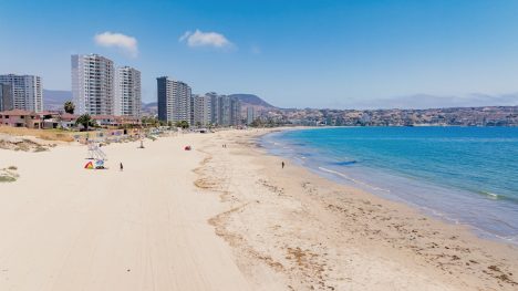 Turismo con cifras al alza: 2,1 millones de visitantes internacionales llega a Chile en el verano